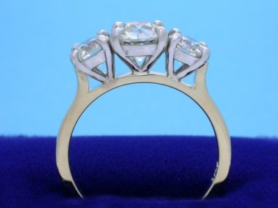 Diamond 3-stone ring with 1.11 carat round diamond and two side round diamonds with 0.92 total carat weight